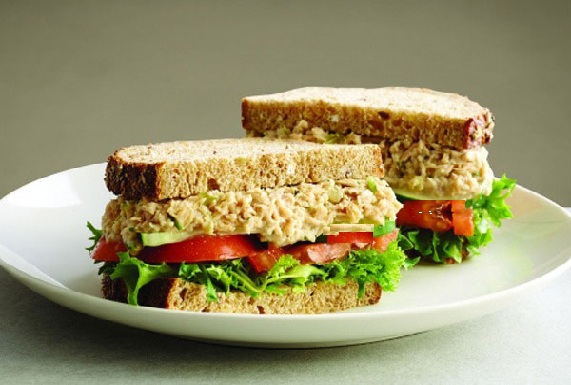 ساندویچ ترخون، کرفس و مرغ